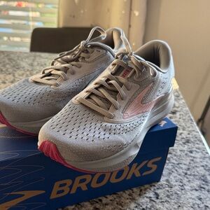 Brooks Women's Light Gray and Pink Running Shoes Brand New